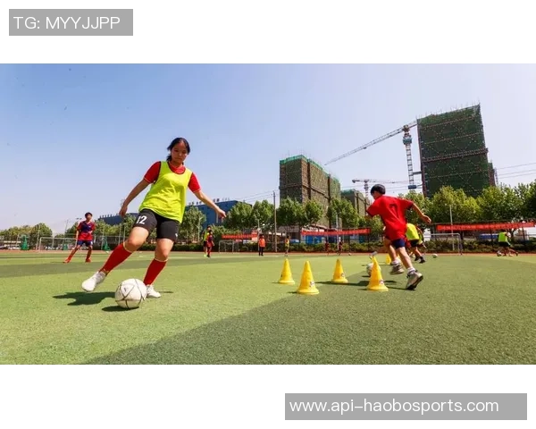 欢聚一堂小学校园足球节精彩纷呈让孩子们在绿茵场上尽情挥洒青春活力